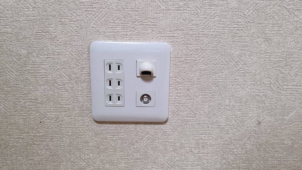 行田市のテレビアンテナコンセントの増設工事。3口コンセントと電話線用の空配管、テレビアンテナ端子の工事